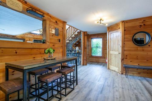 Falcons Lodge Mtn View Hot Tub and Pool Table — 4-Star Luxury Hotel in Sevierville, United States