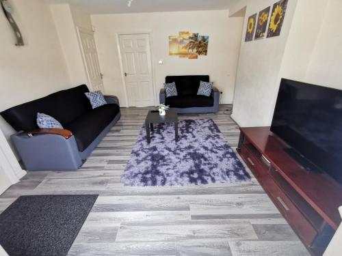 Spacious 3 bedroom home in Birmingham with driveway parking — 4-Star Luxury Hotel in Birmingham, United Kingdom
