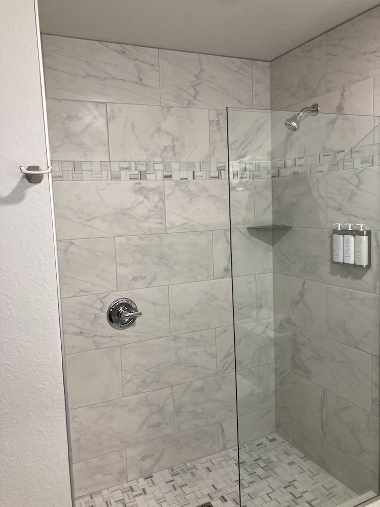 Elker Inn & Suites - photo 17