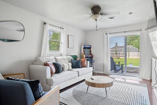 Charming Home Pet Friendly LG Fenced Backyard — 4-Star Luxury Hotel in Rapid City, United States