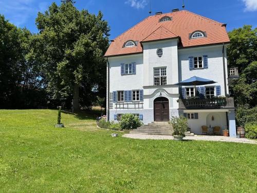 Ferienwohnung Villa Victoria mit grandiosem Seeblick und Gartennutzung in Jugendstil Villa — 4-Star Luxury Hotel in Gstadt Am Chiemsee, Germany