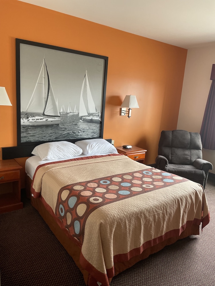 Super 8 by Wyndham Salina - photo 3