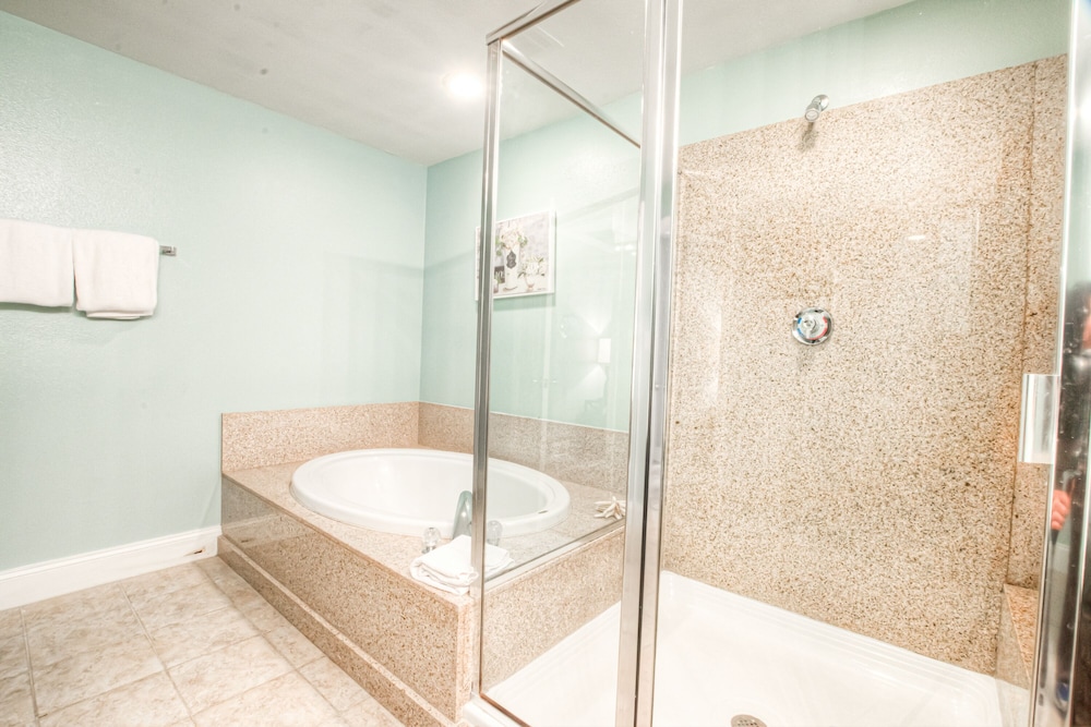 Laketown Wharf Resort by Aneliya's Rentals - photo 826
