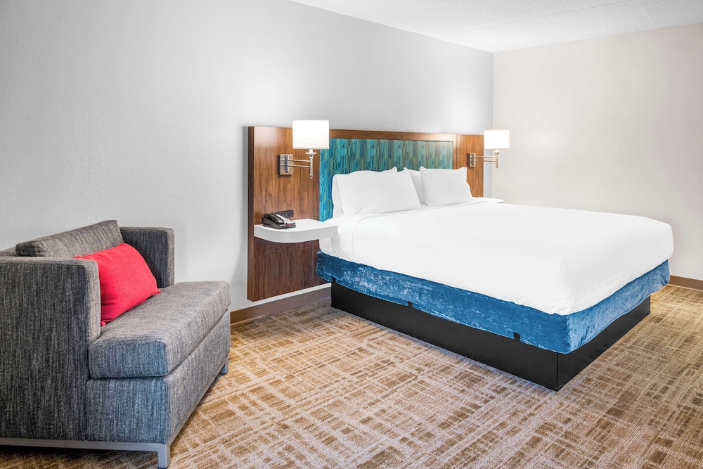 Hampton Inn Grand Rapids North - photo 12