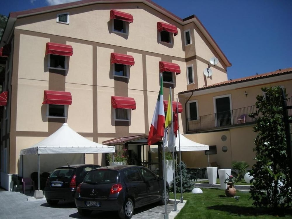 Hotel De Meis - carbon neutral hotel in Capistrello