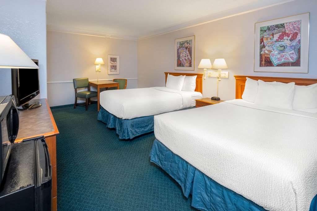 La Quinta Inn by Wyndham Farmington - photo 9
