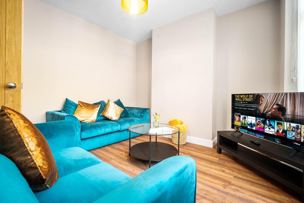 Spacious 3 Bed House Sleeps 5 Free Parking Oldbury 19504682 — Oldbury