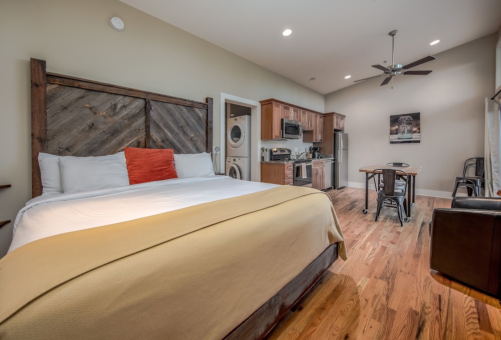 Pilot Cove Forest Lodging — Brevard — photo 4