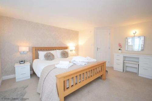 Exceptional Two Bedroom Accommodation in Central Whitby with Parking and Stunning Views