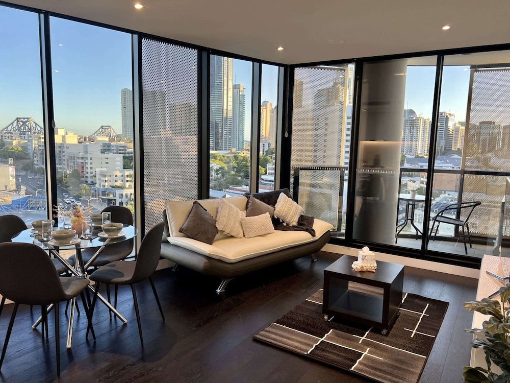 Chic 1 Bed with Parking Infinity Pool and Gym — 4-Star Luxury Hotel in Brisbane, Australia