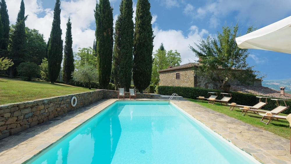 Crognole 6 Emma Villas — 4-Star Luxury Hotel in Radda In Chianti, Italy