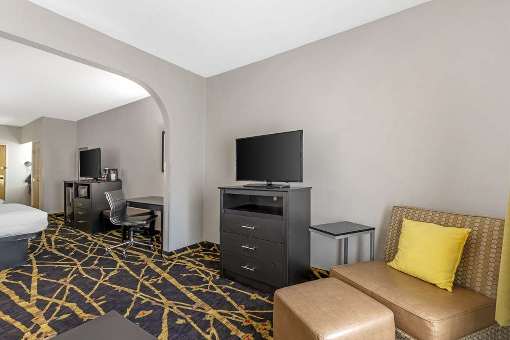 Best Western Plus Des Moines West Inn & Suites - photo 29