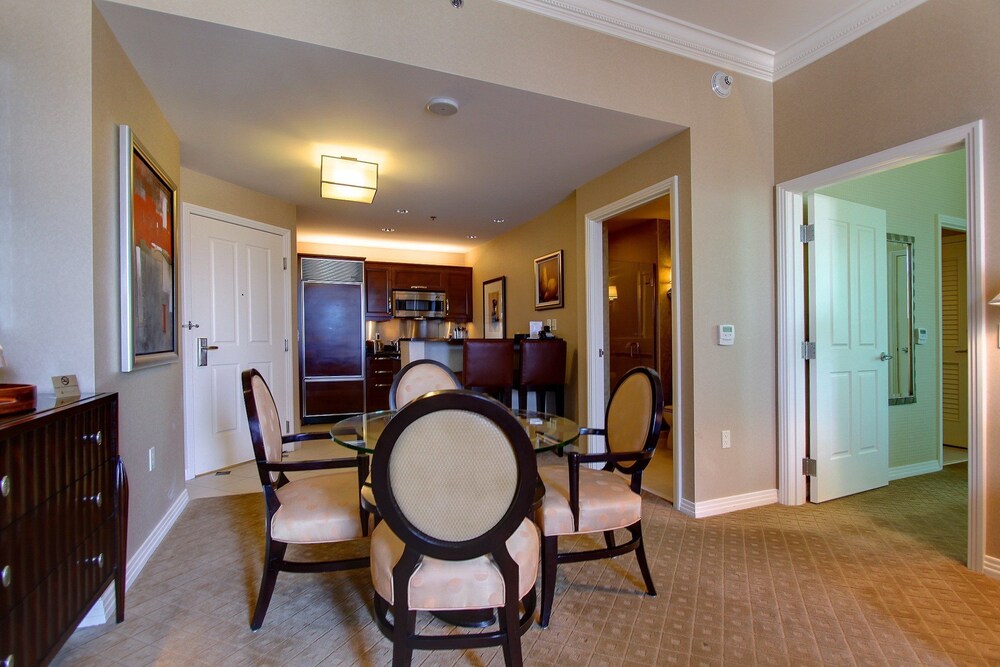 888 One Bedroom Balcony Suite at Signature Condo Hotel - photo 19