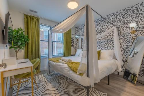 Opulence in Olive with Free Parking plus EV Plug 2 BR 2 baths Suite 5 beds and Sleeps 8 — 4-Star Luxury Hotel in Orange, United States