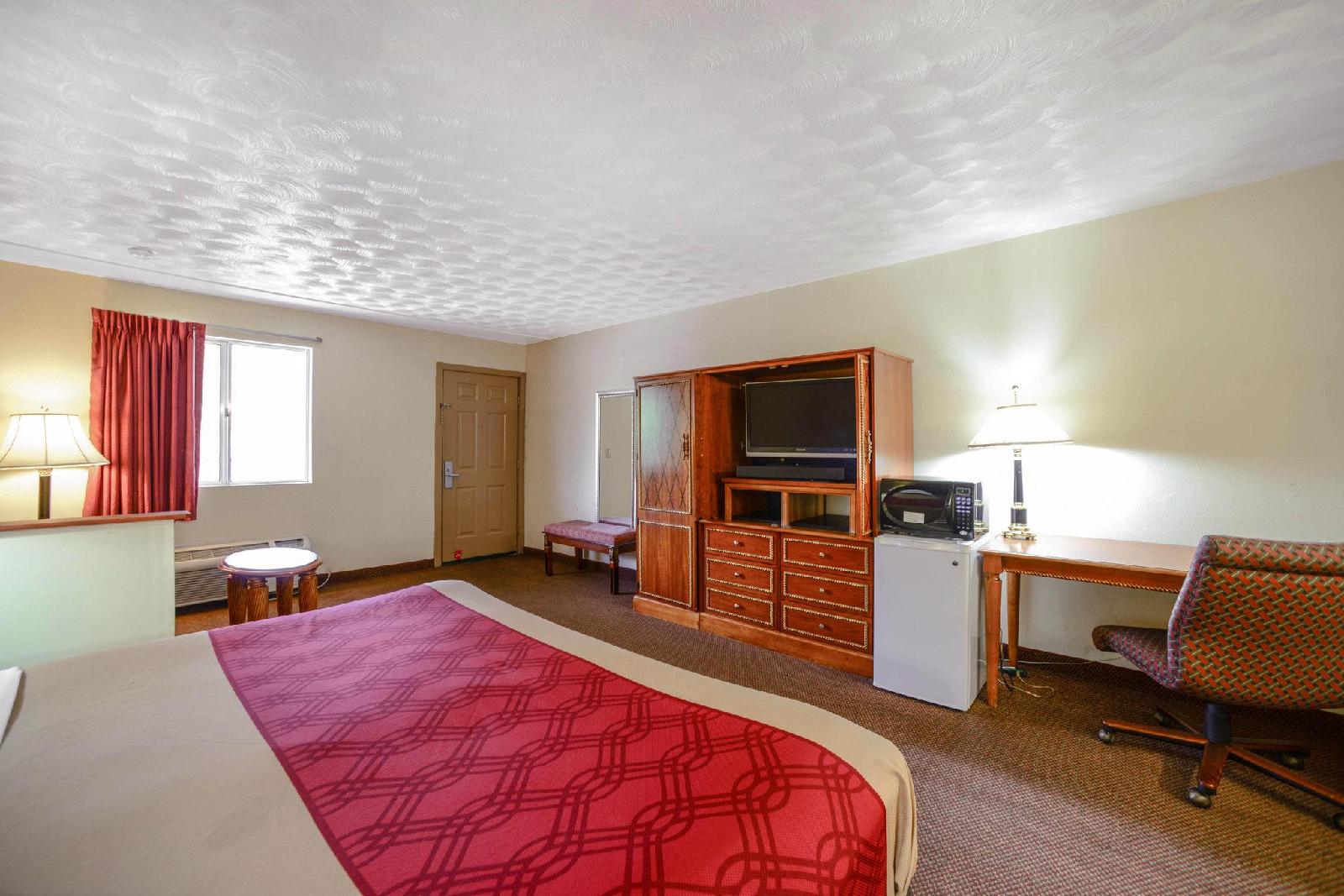 Econo Lodge Inn & Suites - photo 11