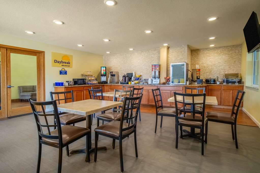 Days Inn by Wyndham Evansdale Waterloo - photo 4