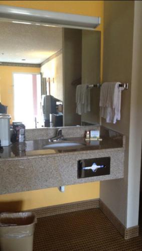 Days Inn by Wyndham Bryan College Station - photo 6
