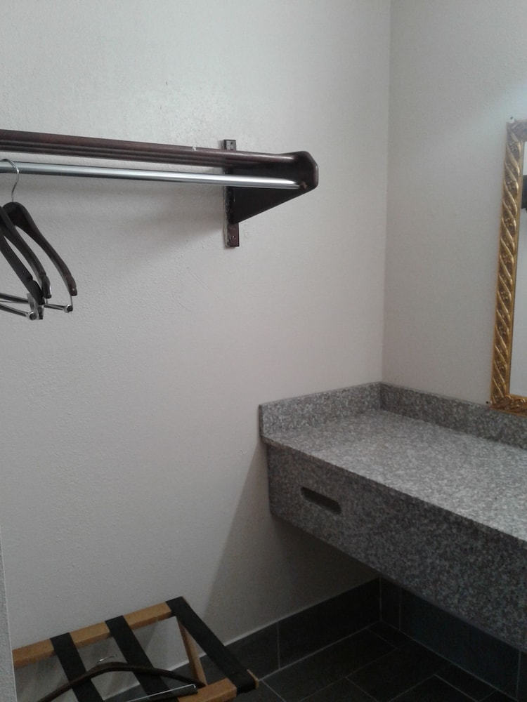Budget Inn Express South Carolina - photo 9