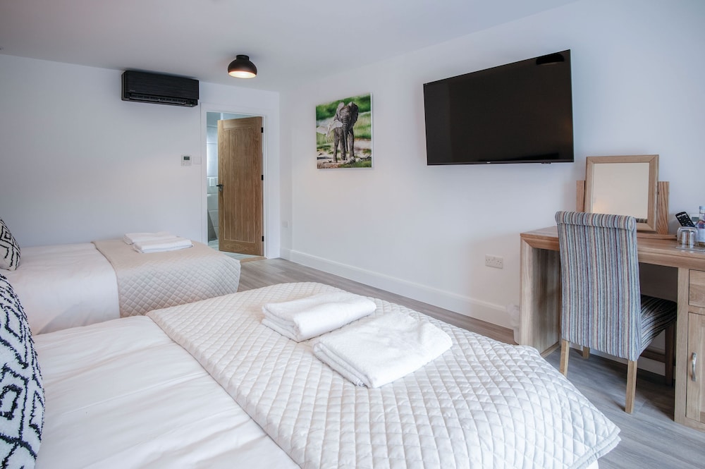 The Sleeping Giant Pen Y Cae Inn in Swansea, United Kingdom