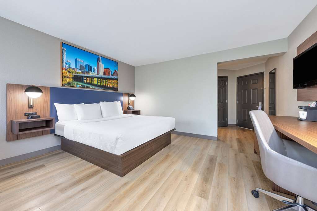 La Quinta Inn & Suites by Wyndham Dallas DFW Airport North - photo 24
