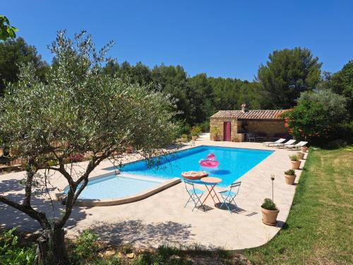 Gites Mas Des Rochers Case Bambou Avec SPA in Le Beausset, France