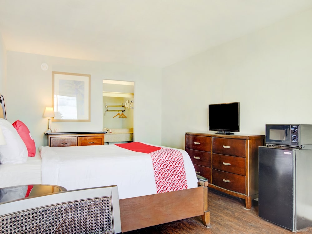 OYO Hotel Dundee By Crystal Lake - photo 14