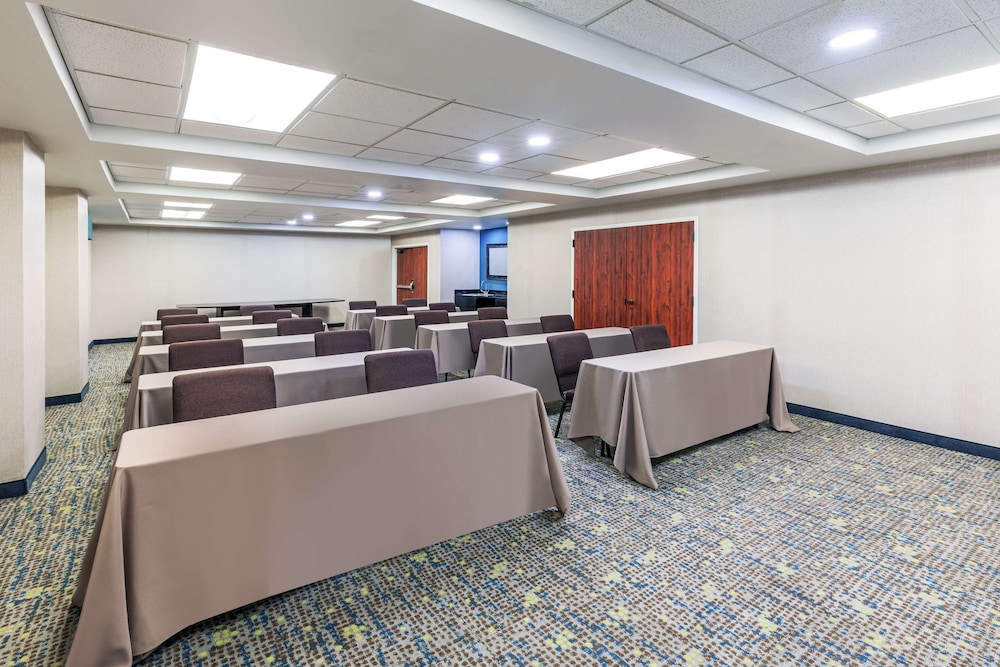 Hampton Inn & Suites Tulsa Woodland Hills 71st Memorial - photo 32