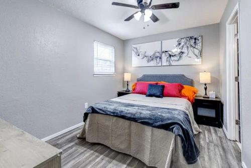 Charming 2BR in Central Lawton Near Fort Sill — 4-Star Luxury Hotel in Lawton, United States