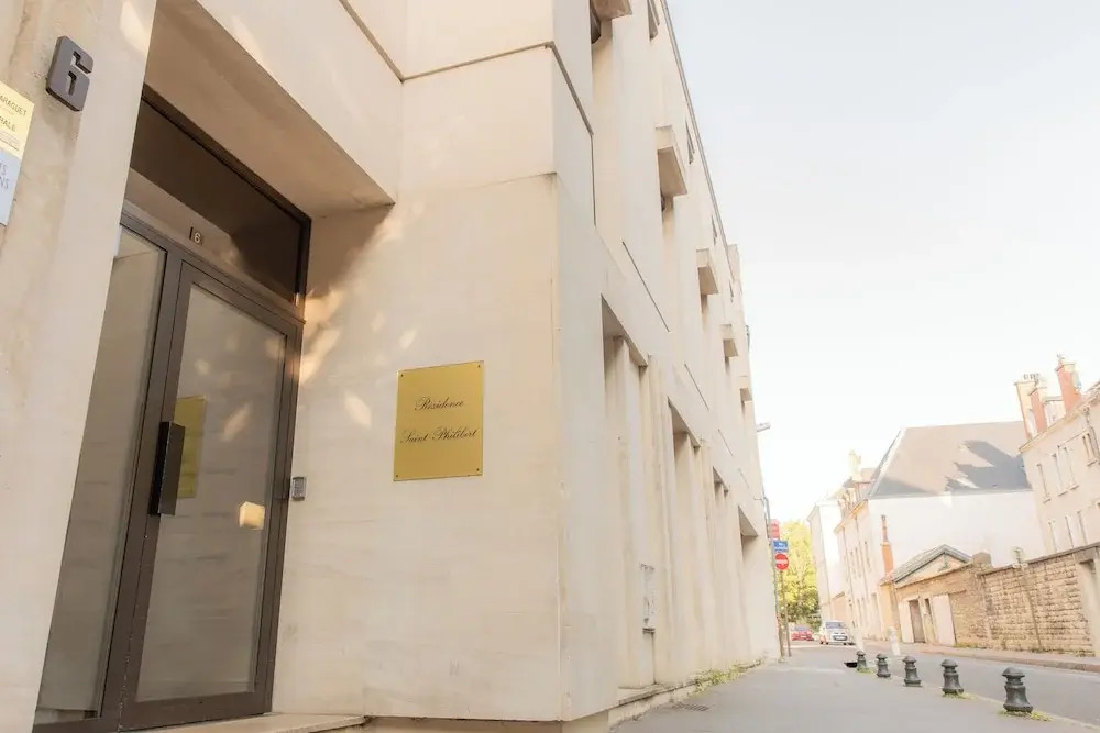 Suite Montrachet 4 Personnes Vue Cathedrale 1 Place de Parking — 5-Star Luxury Hotel in Dijon, France