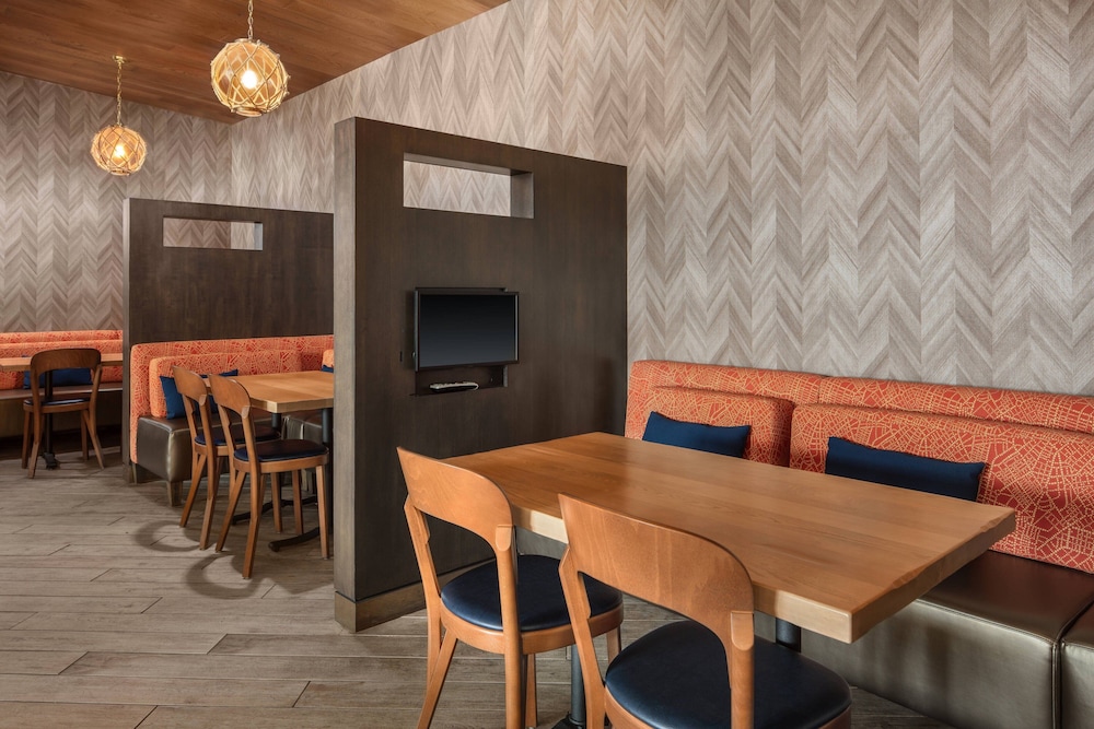 Courtyard by Marriott Erie Bayfront - photo 54