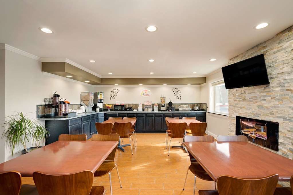Super 8 by Wyndham Lexington Hamburg Area - photo 22