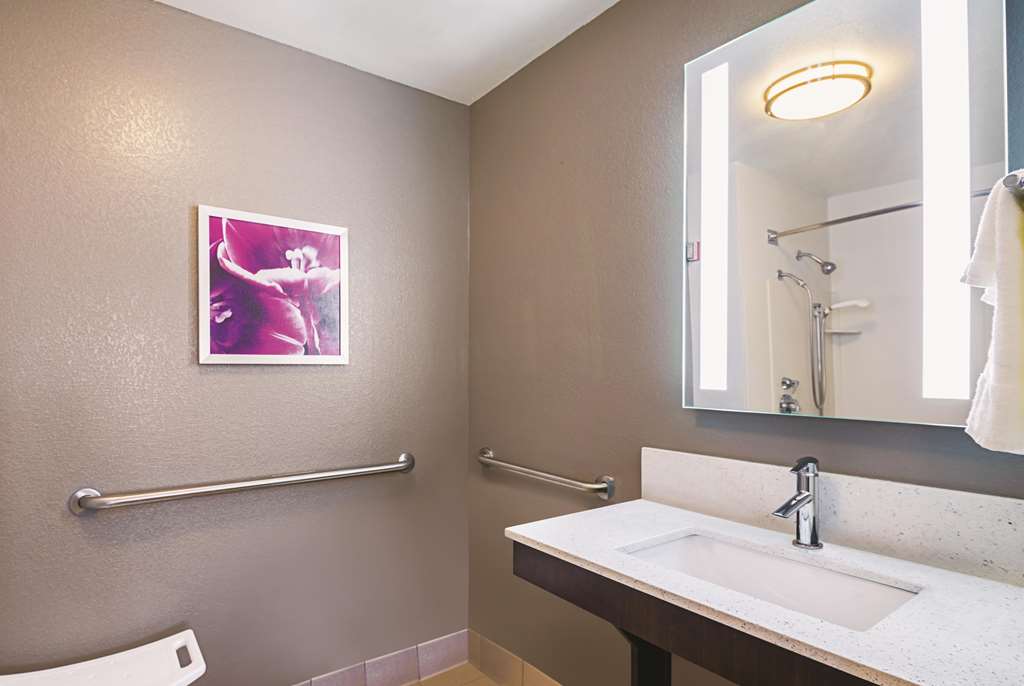 La Quinta Inn & Suites by Wyndham Austin Near The Domain - photo 24