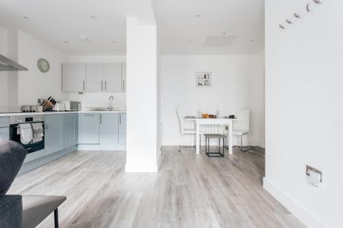 Contemporary Two Bedroom Duplex Secluded Residence with Parking in a Prime Central Location — 4-Star Luxury Hotel in Bournemouth, United Kingdom