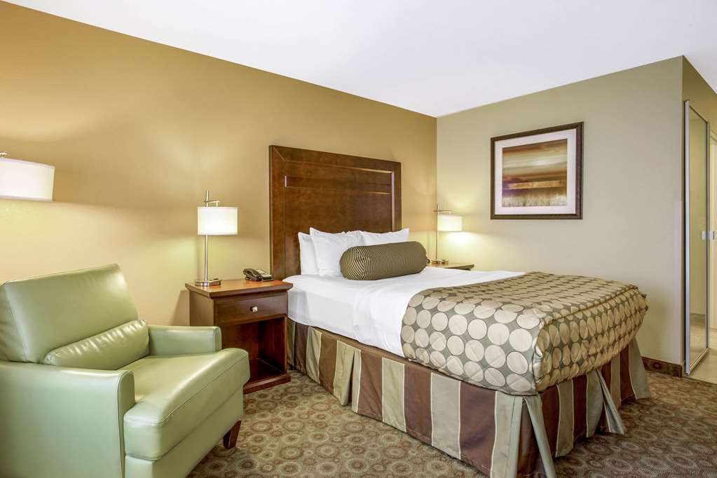 La Quinta Inn & Suites by Wyndham Dickinson - photo 16