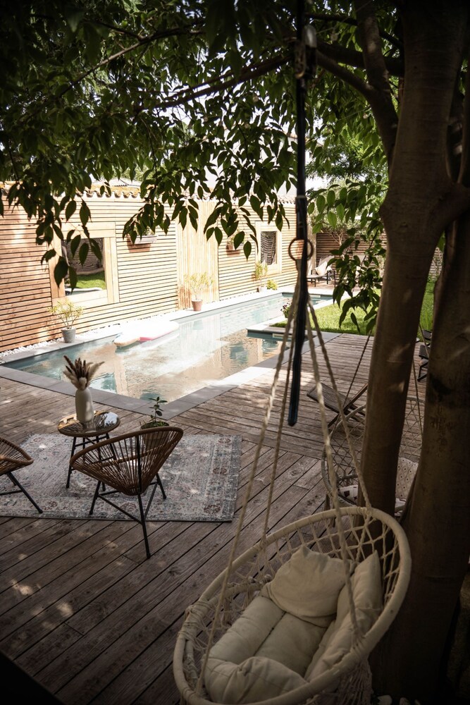 Maison d'hôtes La Domitia — 4-Star Luxury Hotel in Montbazin, France