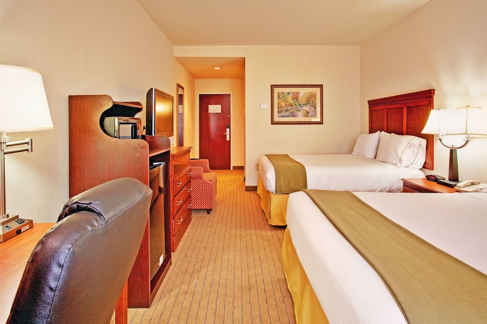 Holiday Inn Express Hotel & Suites Dyersburg an IHG Hotel - photo 4