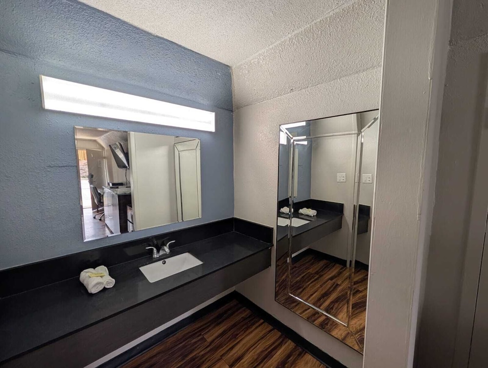 Budgetel Inns & Suites - photo 19
