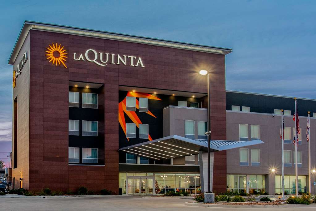 La Quinta Inn & Suites by Wyndham San Antonio Alamo City - photo 4