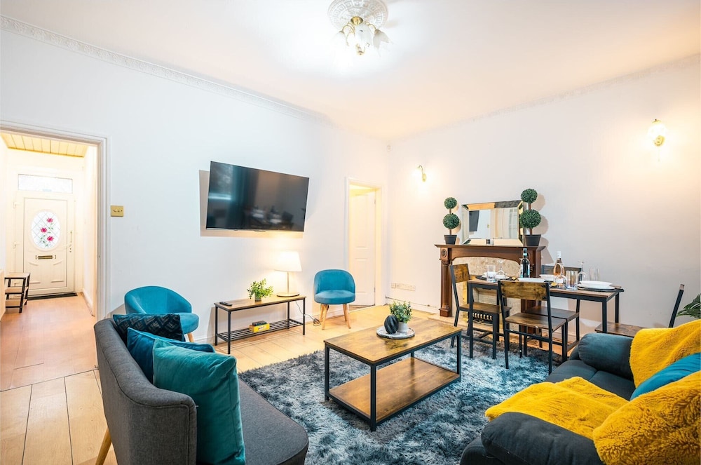 Rochdale Retreat Spacious 4 Bed House 8 Beds 21231850 — Rochdale
