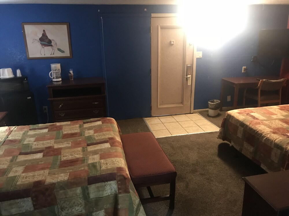 Western Inn Roswell - photo 9