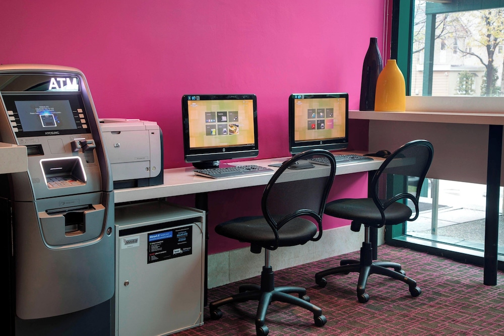 Courtyard by Marriott New York JFK Airport - photo 33