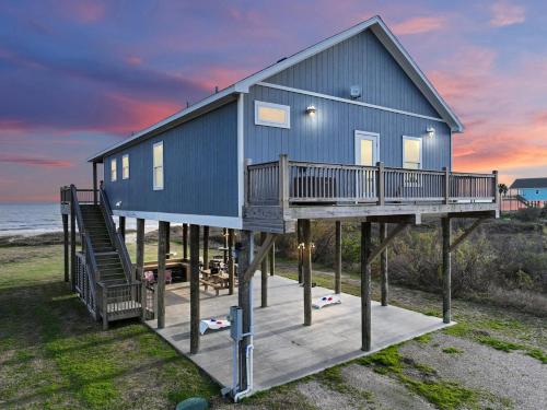 Beachfront 4BR Tiki Bar Yard Games Pet Friendly in Wheatland, United States