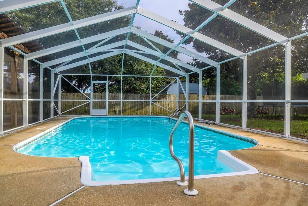 Pool House Short Drive to Beach Grill Smart TV — 4-Star Luxury Hotel in Navarre, United States