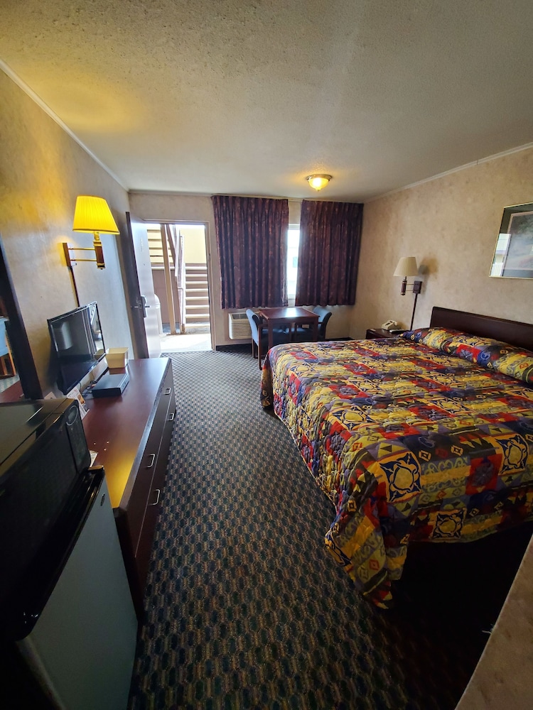 Richmond Inn & Suites - photo 14