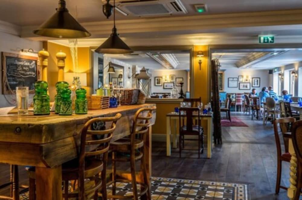 Foley Hotel — Esher — photo 3