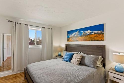 Mountainside Condo King Bed Two Hot Tubs Fireplace Pool on the Free Bus Route — 4-Star Luxury Hotel in Steamboat Springs, United States