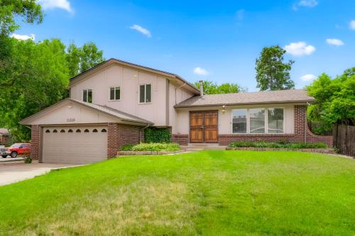 Large Home 2 Living Rooms Great for Family Pets — 4-Star Luxury Hotel in Arvada, United States