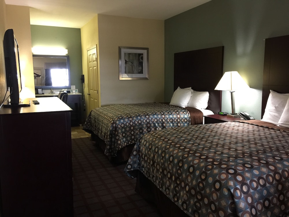Pearsall Inn & Suites - photo 12