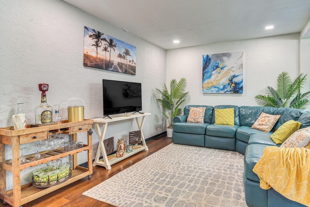 2 Mi to Beach: Family Getaway w Yard in St Pete in Madeira Beach, United States
