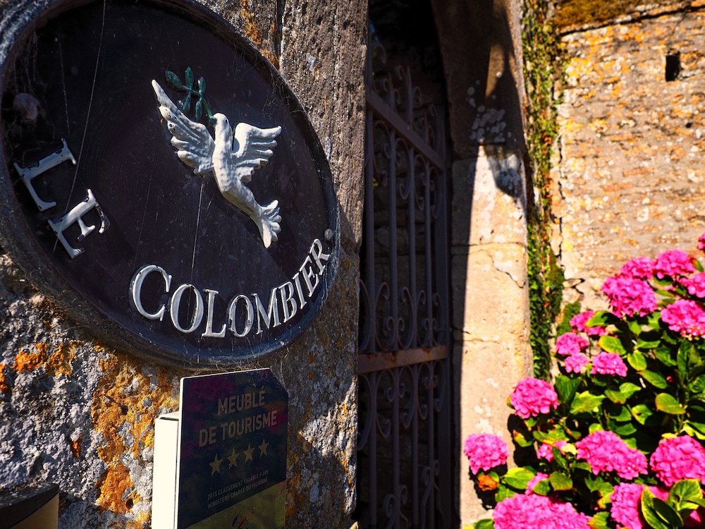 Chateau Le Colombier Chambres d'hôtes — 4-Star Luxury Hotel in Carentan, France